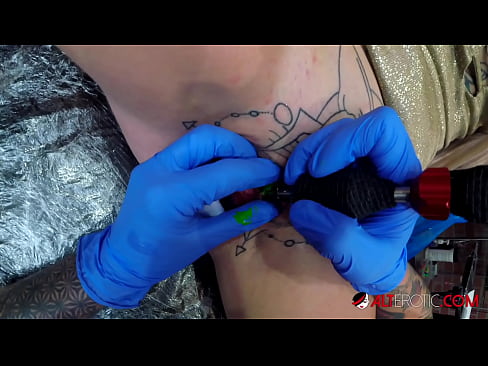 ❤️ Sully Savage mai tsananin jarfa ta yi tattoo a kan kwarin ta ❌  a mu